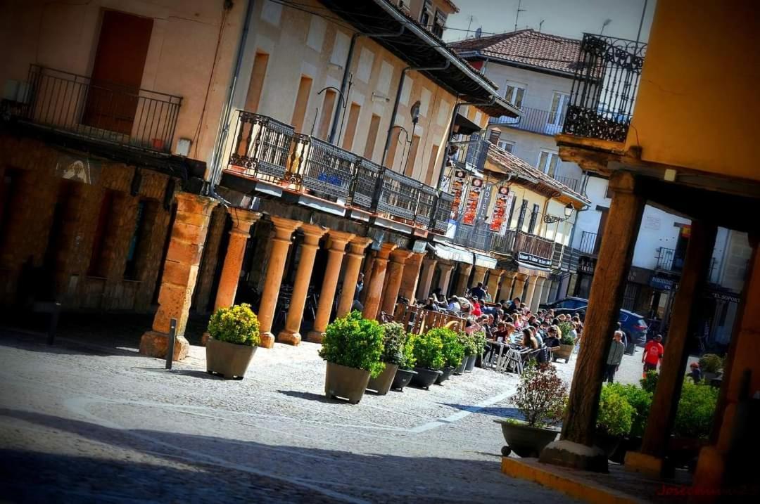 La Casa De Paloma En La Plaza Encanto Historico Riaza Luaran gambar