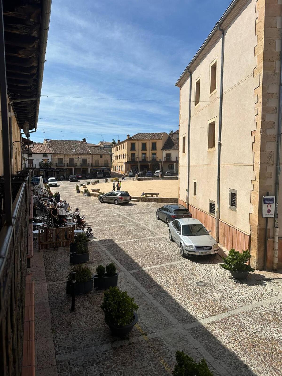 La Casa De Paloma En La Plaza Encanto Historico Riaza Luaran gambar